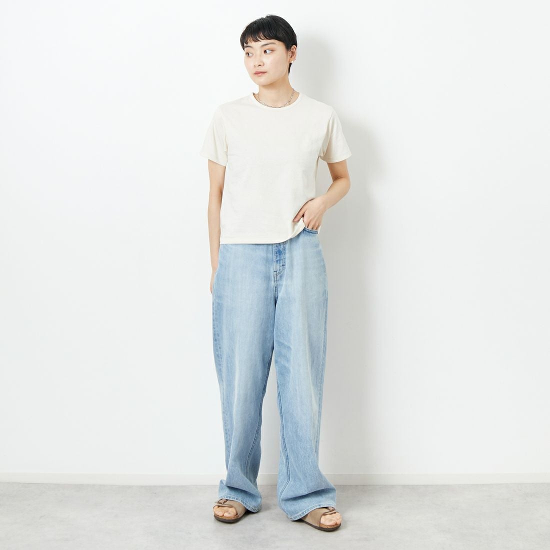 me. [ミードット] EMBRODERY ベーシックTシャツ [ME-24402] 209 ECRU &&モデル身長：160cm 着用サイズ：F&&