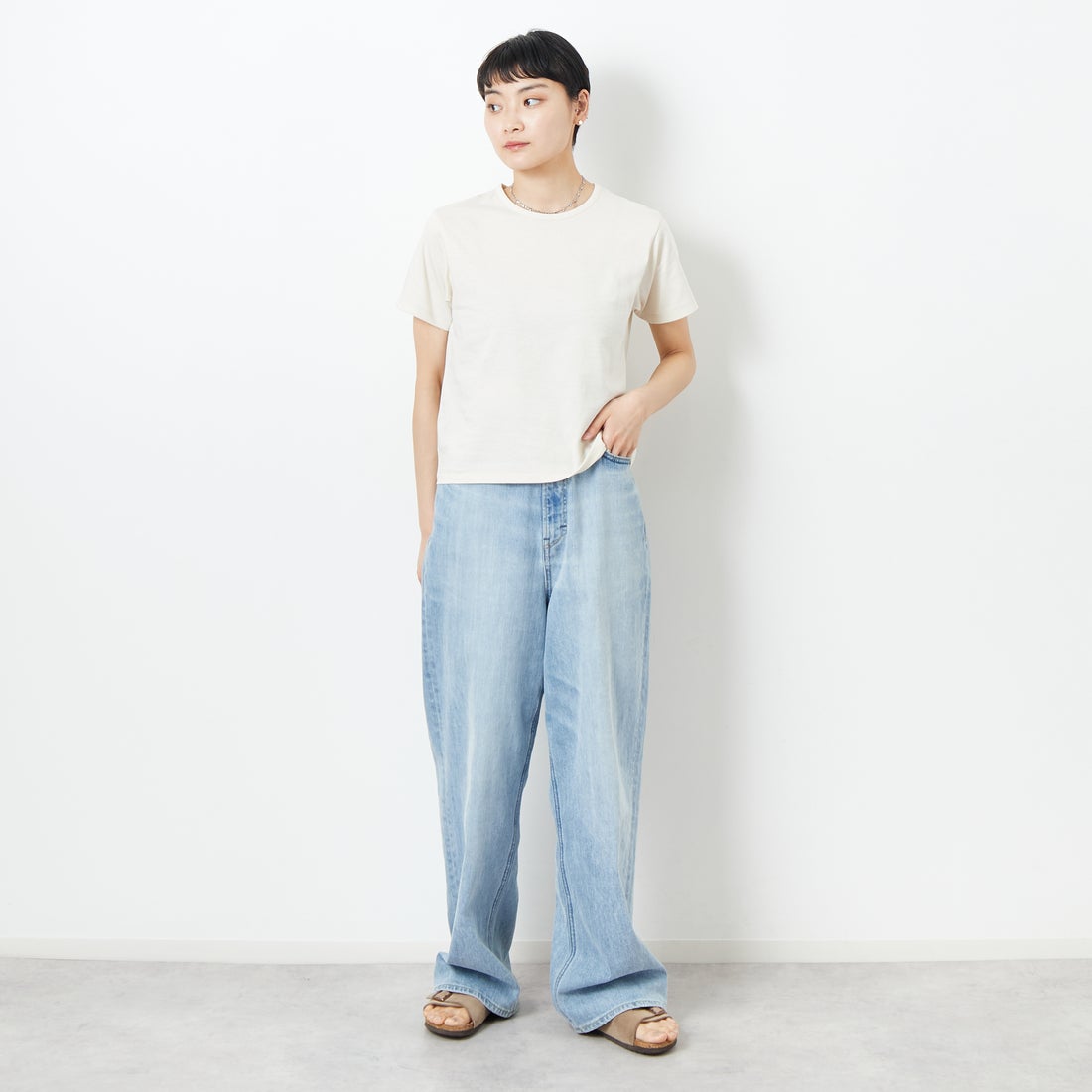 me. [ミードット] EMBRODERY ベーシックTシャツ [ME-24402] 209 ECRU &&モデル身長：160cm 着用サイズ：F&&