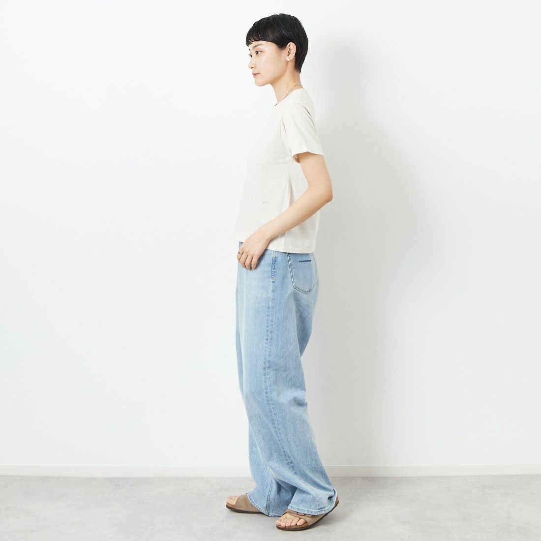 me. [ミードット] EMBRODERY ベーシックTシャツ [ME-24402] 209 ECRU &&モデル身長：160cm 着用サイズ：F&&