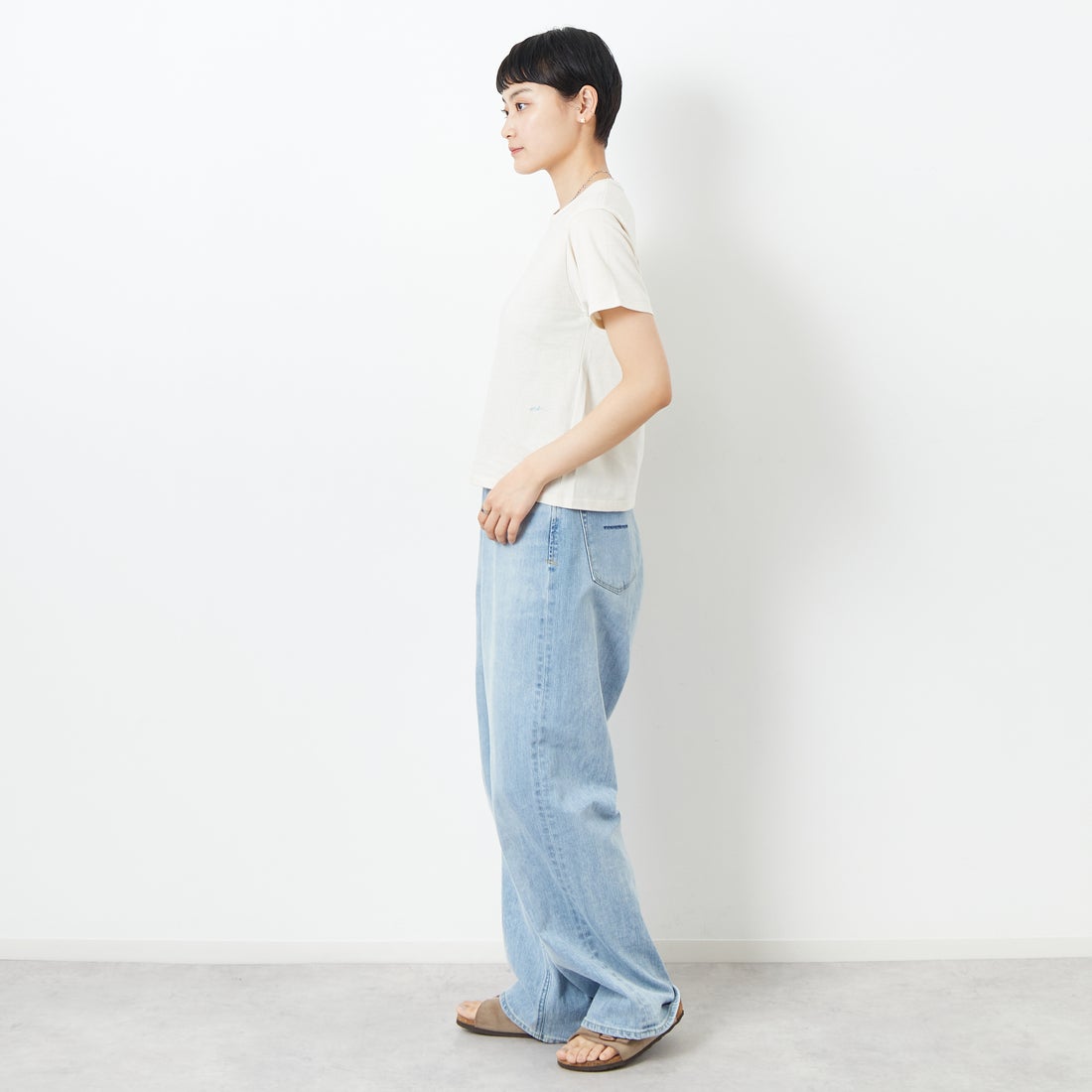 me. [ミードット] EMBRODERY ベーシックTシャツ [ME-24402] 209 ECRU &&モデル身長：160cm 着用サイズ：F&&