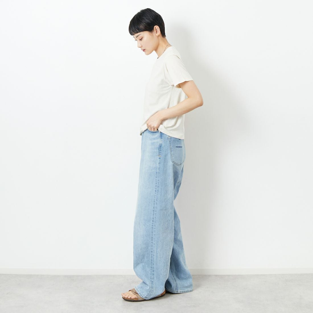 me. [ミードット] EMBRODERY ベーシックTシャツ [ME-24402] 209 ECRU &&モデル身長：160cm 着用サイズ：F&&