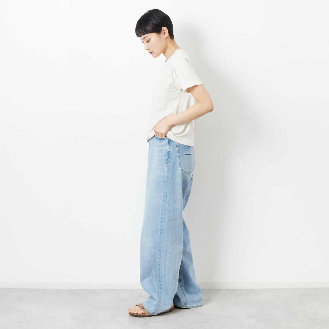 me. [ミードット] EMBRODERY ベーシックTシャツ [ME-24402] 209 ECRU &&モデル身長：160cm 着用サイズ：F&&