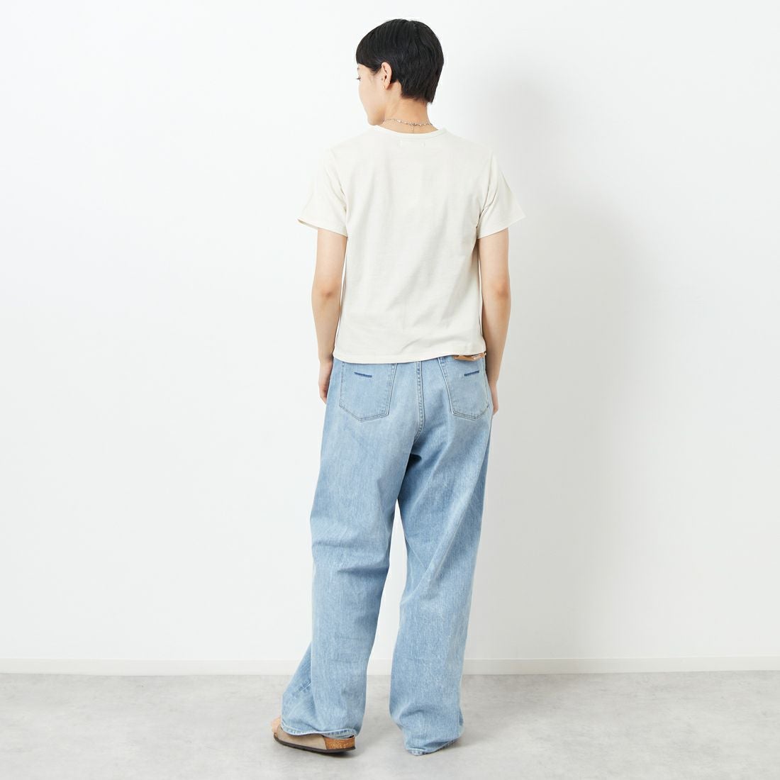 me. [ミードット] EMBRODERY ベーシックTシャツ [ME-24402] 209 ECRU &&モデル身長：160cm 着用サイズ：F&&