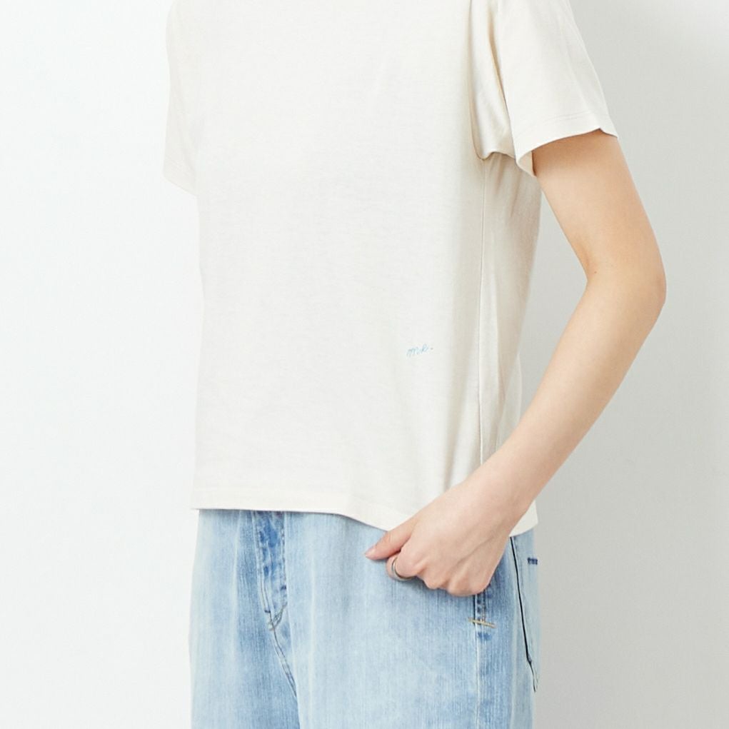 me. [ミードット] EMBRODERY ベーシックTシャツ [ME-24402] 209 ECRU &&モデル身長：160cm 着用サイズ：F&&