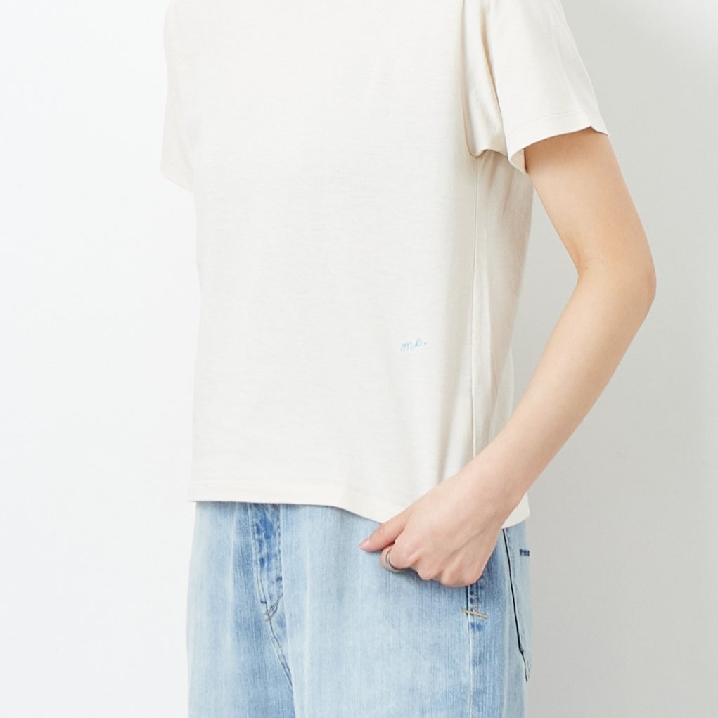 me. [ミードット] EMBRODERY ベーシックTシャツ [ME-24402] 209 ECRU &&モデル身長：160cm 着用サイズ：F&&