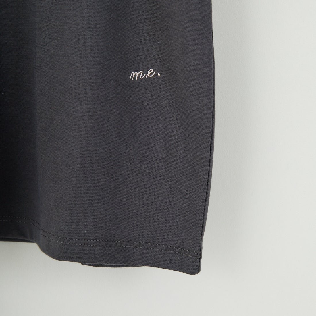 me. [ミードット] EMBRODERY ベーシックTシャツ [ME-24402] 289 CHARCO