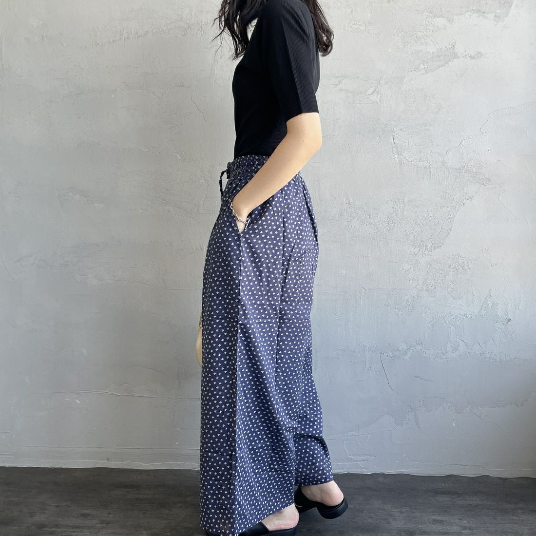 soil [ソイル] ワイドイージーパンツ [NSL25106] 3800 NVY &&モデル身長：160cm 着用サイズ：2&&