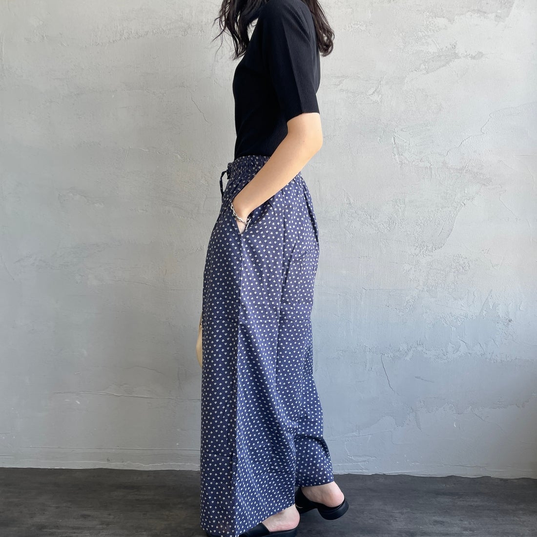 soil [ソイル] ワイドイージーパンツ [NSL25106] 3800 NVY &&モデル身長：160cm 着用サイズ：2&&