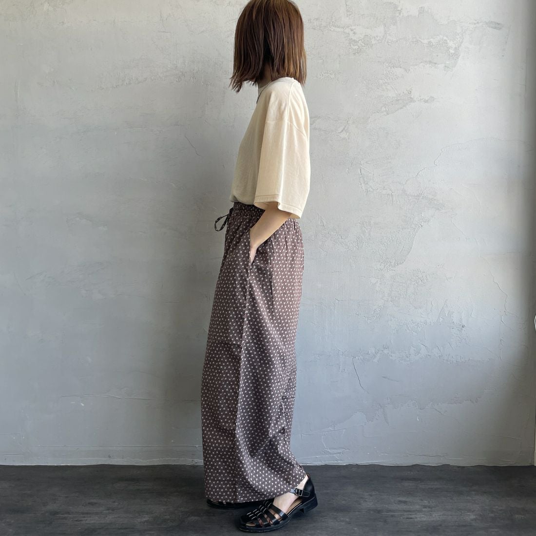 soil [ソイル] ワイドイージーパンツ [NSL25106] 8600 BRN &&モデル身長：158cm 着用サイズ：2&&