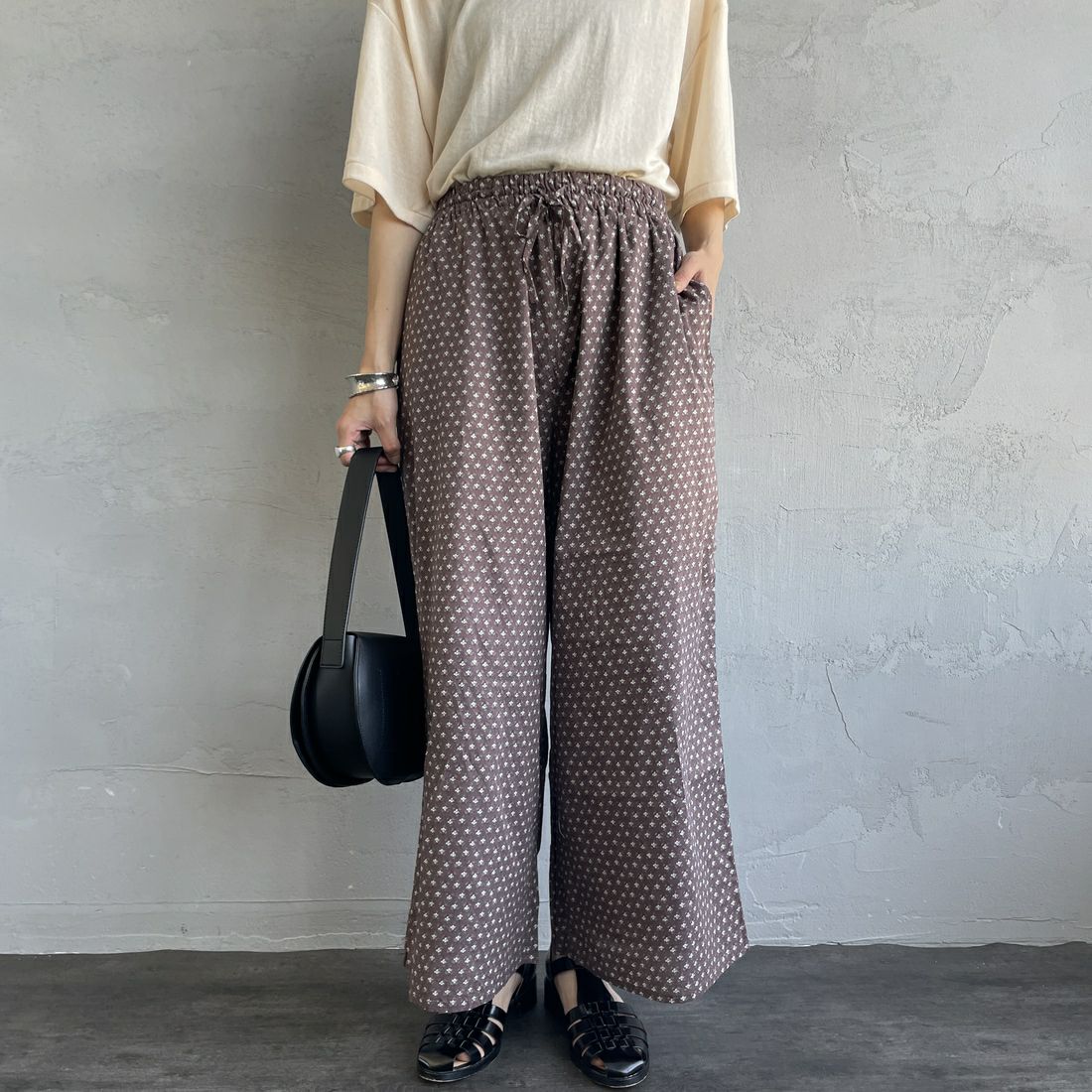 soil [ソイル] ワイドイージーパンツ [NSL25106] 8600 BRN &&モデル身長：158cm 着用サイズ：2&&