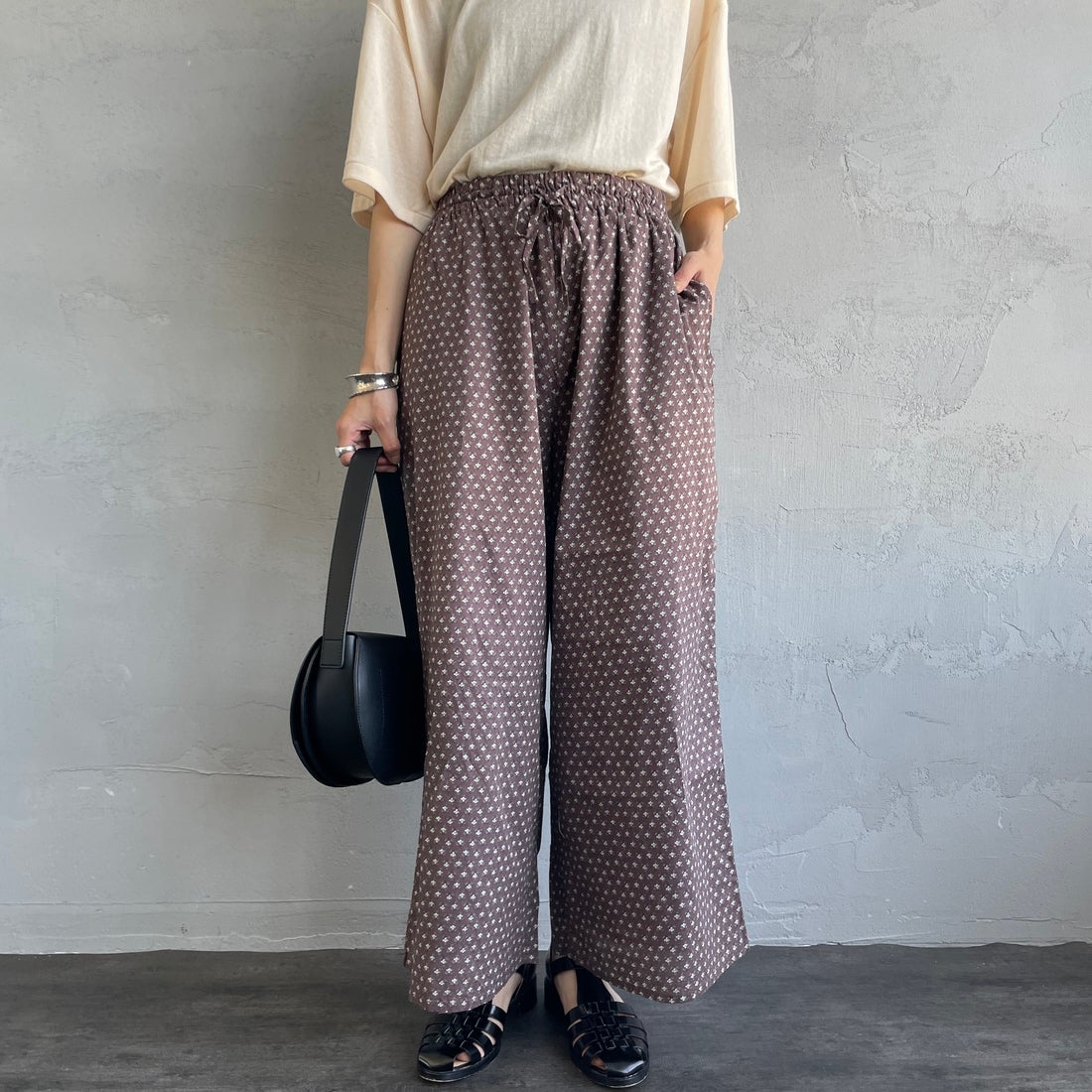 soil [ソイル] ワイドイージーパンツ [NSL25106] 8600 BRN &&モデル身長：158cm 着用サイズ：2&&