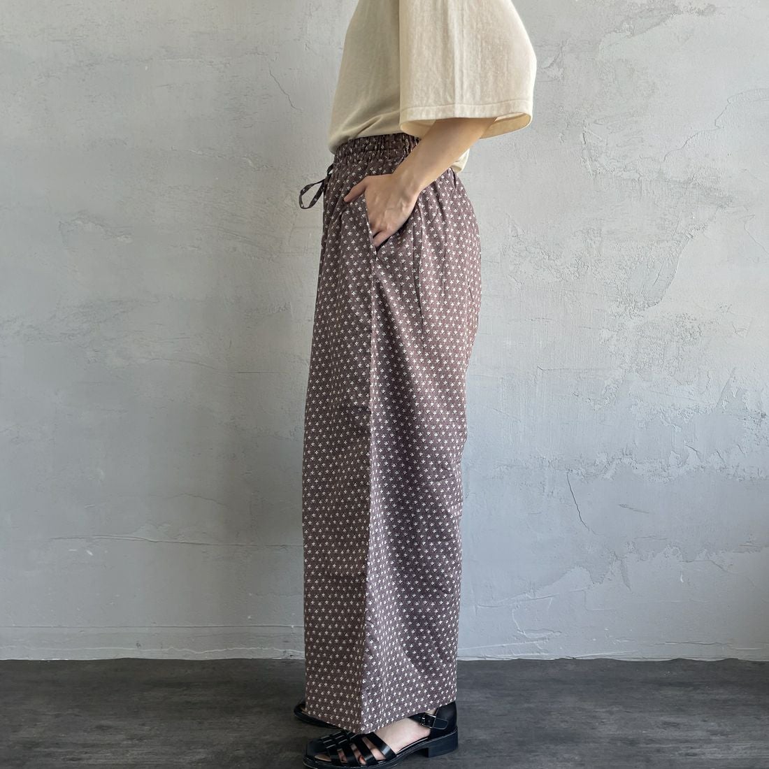 soil [ソイル] ワイドイージーパンツ [NSL25106] 8600 BRN &&モデル身長：158cm 着用サイズ：2&&