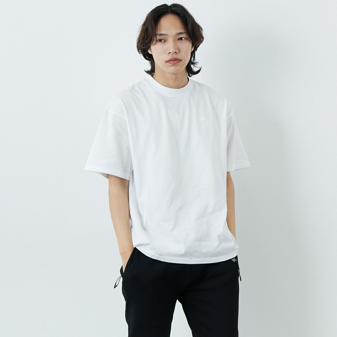 1PIU1UGUALE3 RELAX [ウノ ピゥ ウノ ウグァーレ トレ] シンプル ロゴ Tシャツ [UST-25058] SN10 WHITE &&モデル身長：179cm 着用サイズ：M&&