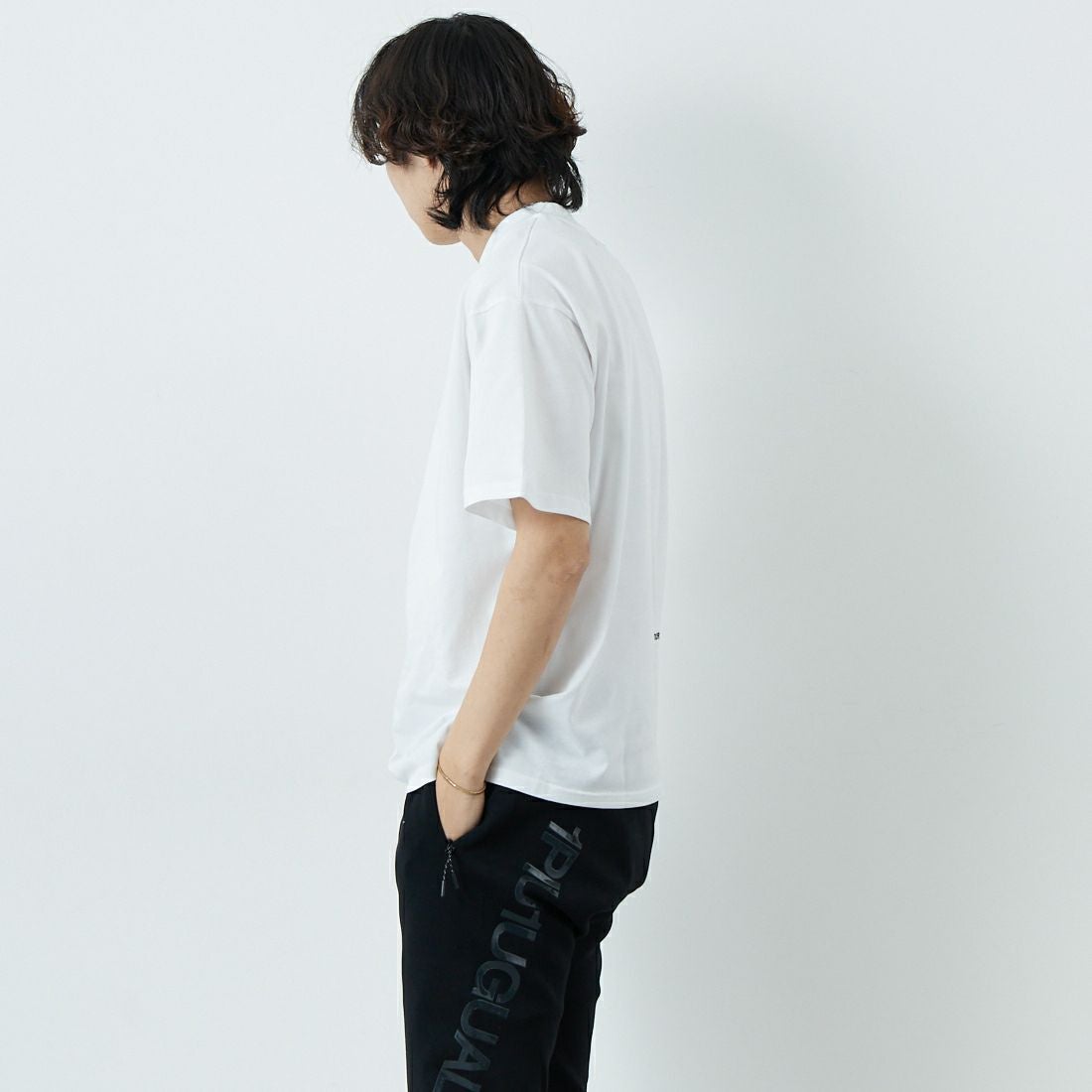 1PIU1UGUALE3 RELAX [ウノ ピゥ ウノ ウグァーレ トレ] シンプル ロゴ Tシャツ [UST-25058] SN10 WHITE &&モデル身長：179cm 着用サイズ：M&&