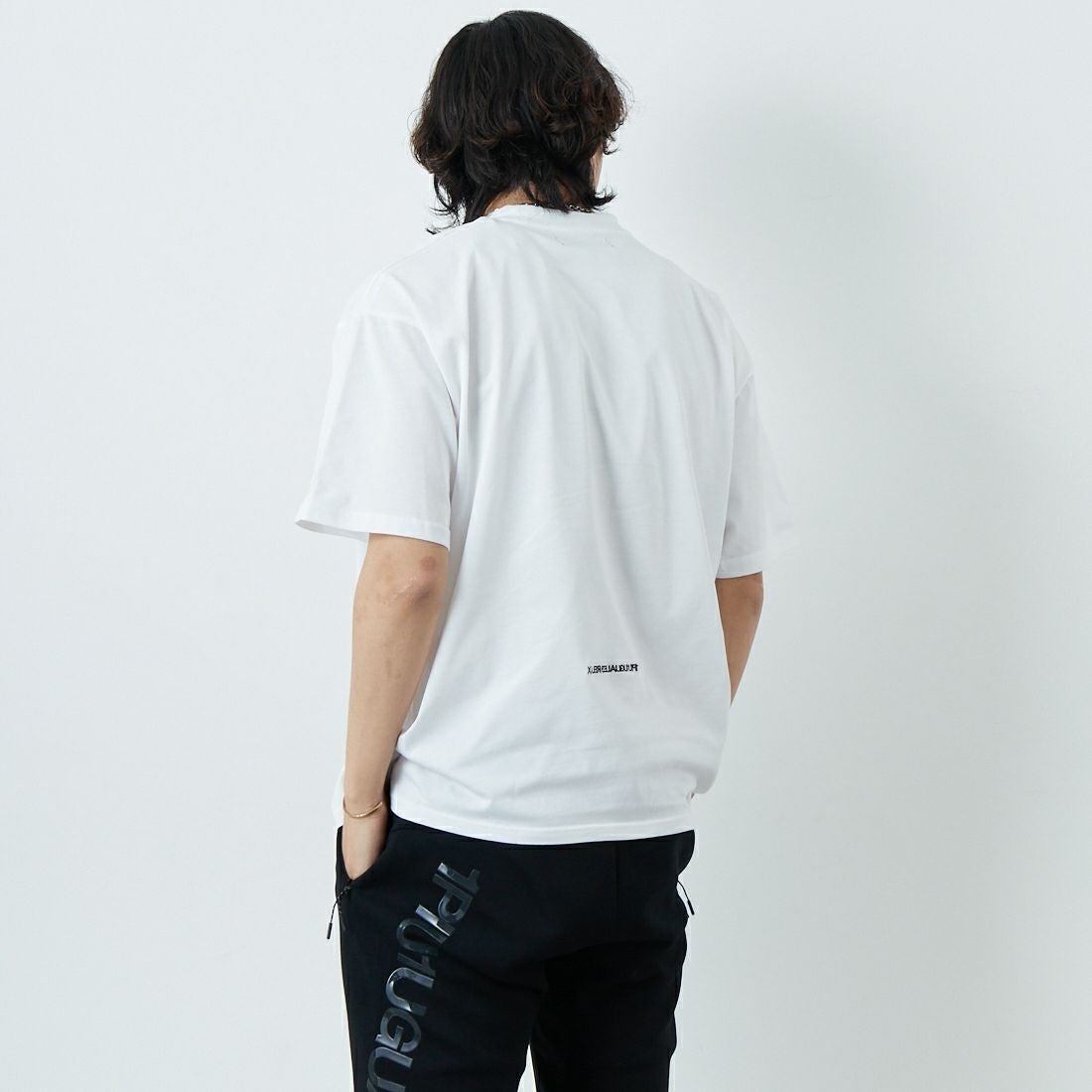 1PIU1UGUALE3 RELAX [ウノ ピゥ ウノ ウグァーレ トレ] シンプル ロゴ Tシャツ [UST-25058] SN10 WHITE &&モデル身長：179cm 着用サイズ：M&&