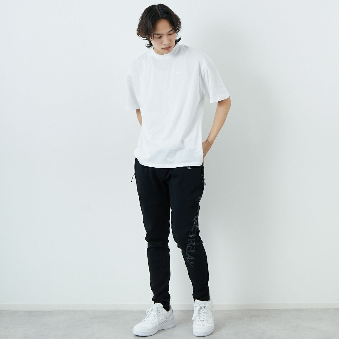 1PIU1UGUALE3 RELAX [ウノ ピゥ ウノ ウグァーレ トレ] シンプル ロゴ Tシャツ [UST-25058] SN10 WHITE &&モデル身長：179cm 着用サイズ：M&&