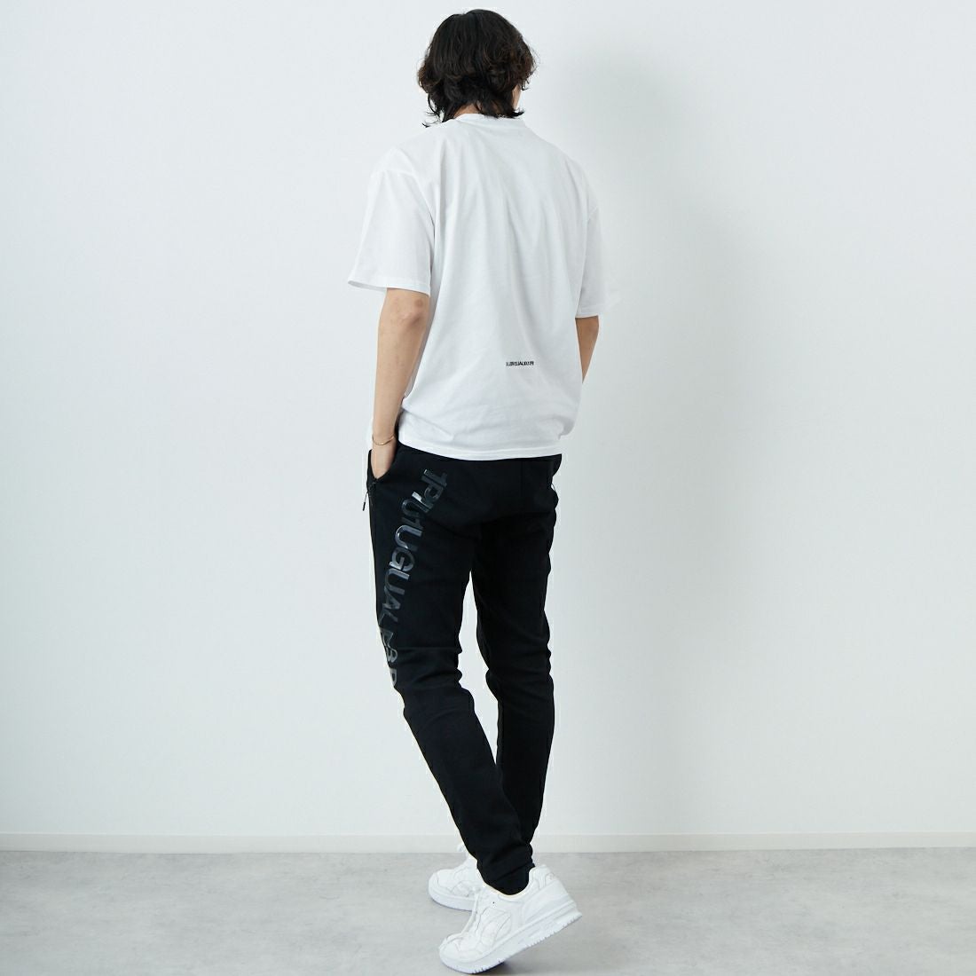 1PIU1UGUALE3 RELAX [ウノ ピゥ ウノ ウグァーレ トレ] シンプル ロゴ Tシャツ [UST-25058] SN10 WHITE &&モデル身長：179cm 着用サイズ：M&&