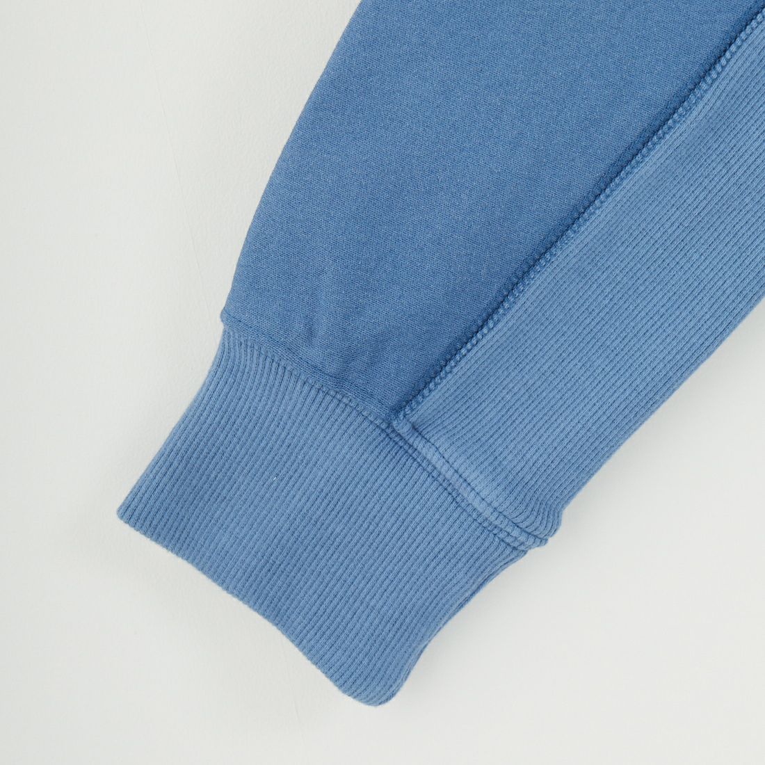 1PIU1UGUALE3 RELAX [ウノ ピゥ ウノ ウグァーレ トレ] グラデーションジョグフーディ [USO-25075] SN95 INDIG