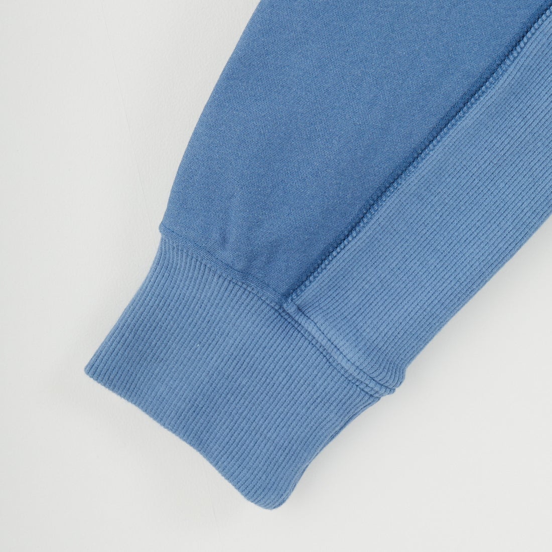 1PIU1UGUALE3 RELAX [ウノ ピゥ ウノ ウグァーレ トレ] グラデーションジョグフーディ [USO-25075] SN95 INDIG