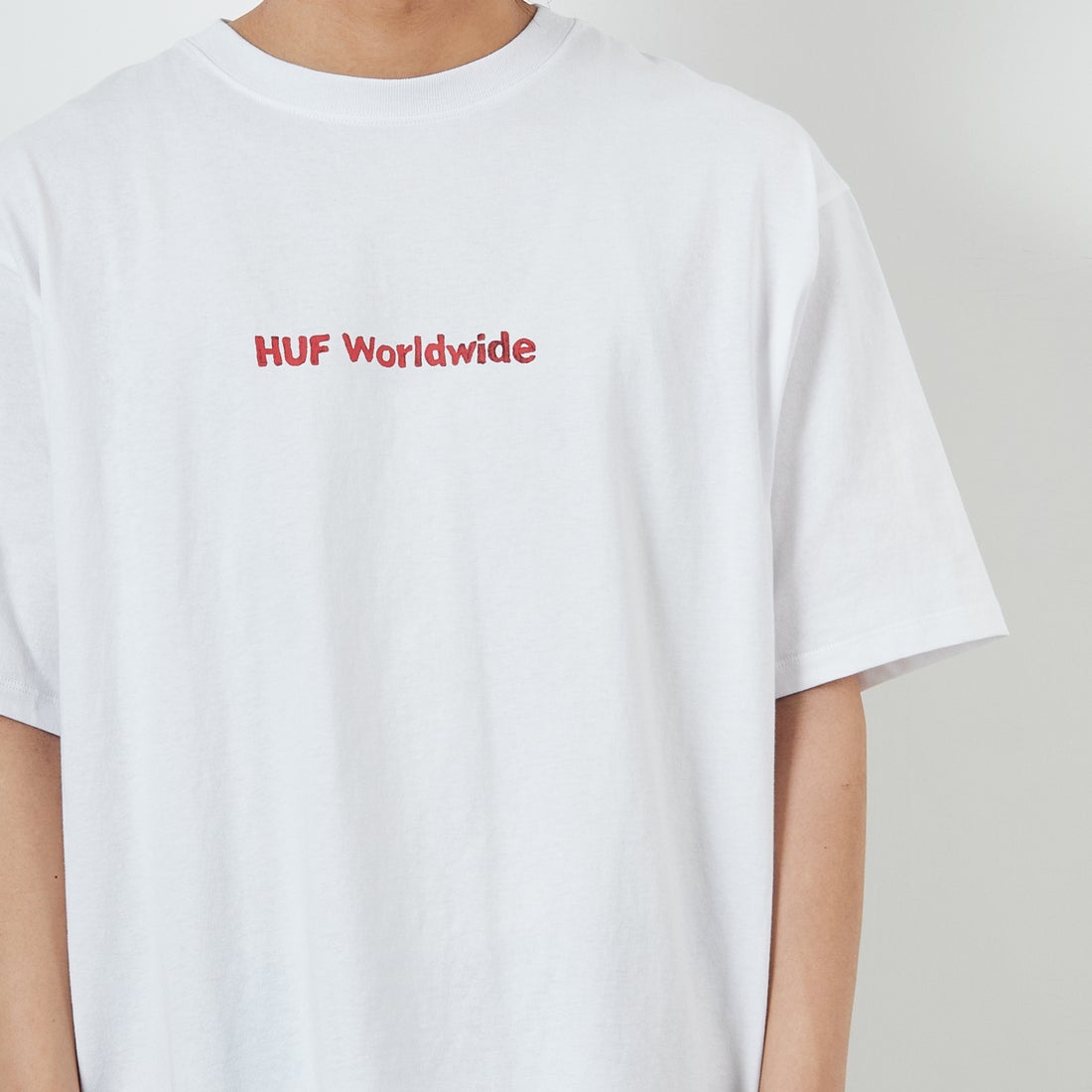 HUF [ハフ] MERIDA ショートスリーブTシャツ [TS02410] WHITE &&モデル身長：179cm 着用サイズ：L&&
