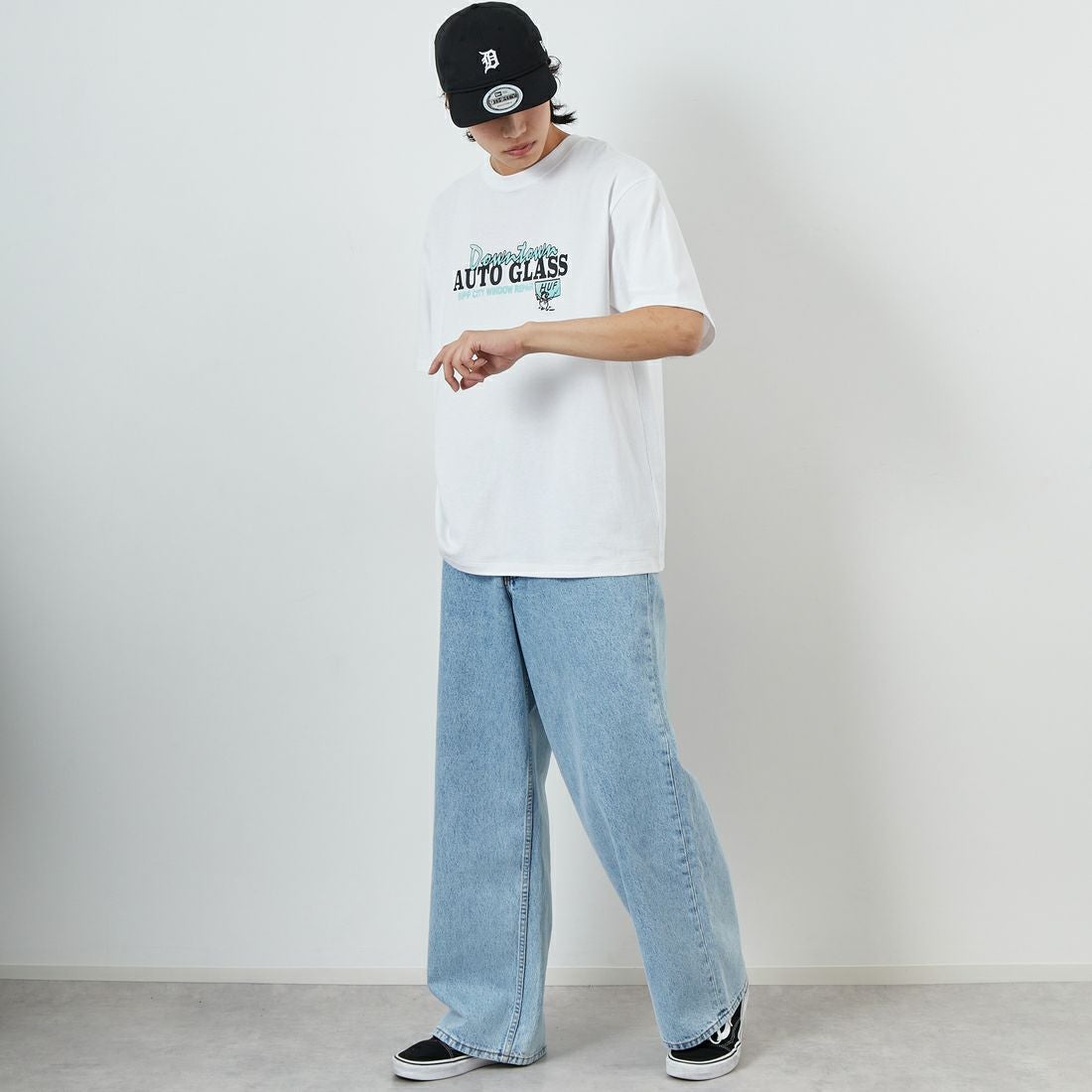 HUF [ハフ] AUTO GLASS ショートスリーブTシャツ [TS02413] WHITE &&モデル身長：179cm 着用サイズ：L&&