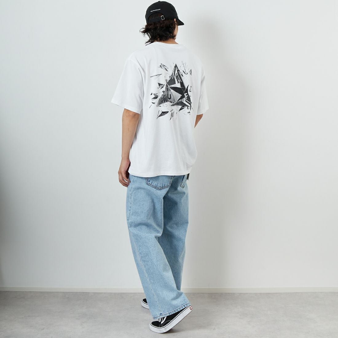 HUF [ハフ] AUTO GLASS ショートスリーブTシャツ [TS02413] WHITE &&モデル身長：179cm 着用サイズ：L&&