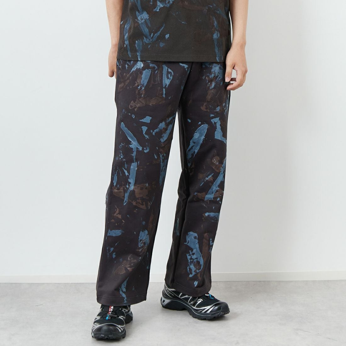 iori [イオリ] 別注 プリントスウェットパンツ [IP117-JF] CHARCOAL &&モデル身長：179cm 着用サイズ：M&&