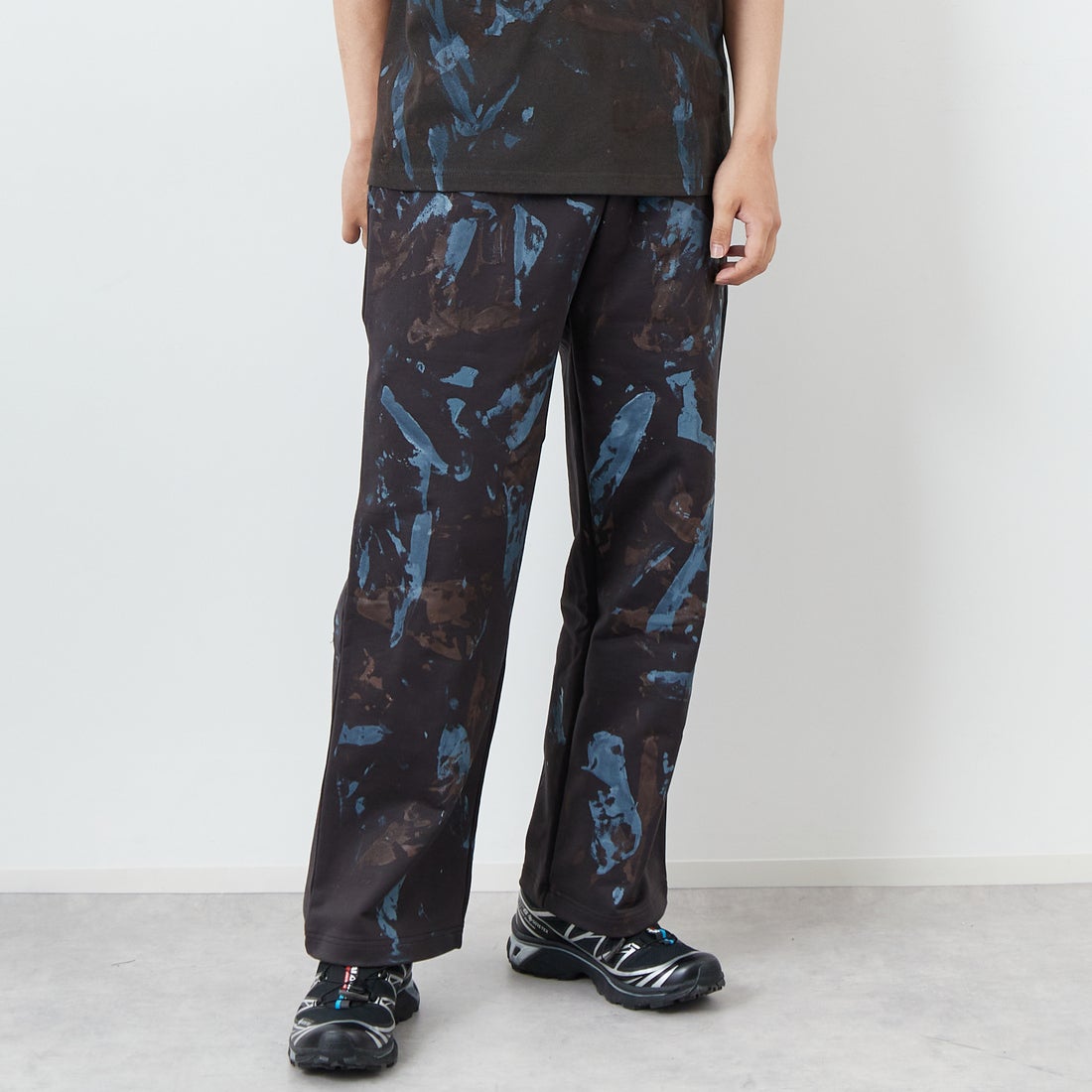 iori [イオリ] 別注 プリントスウェットパンツ [IP117-JF] CHARCOAL &&モデル身長：179cm 着用サイズ：M&&