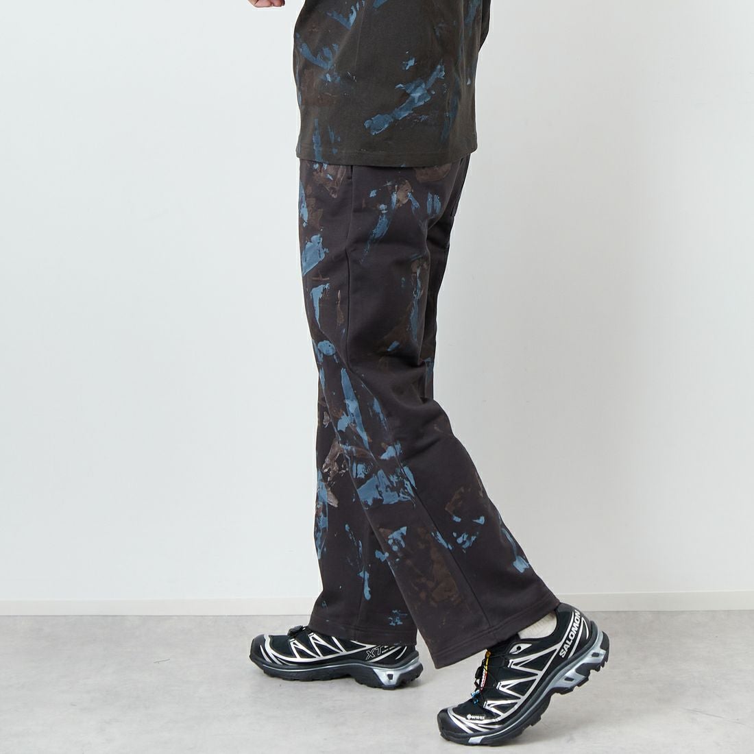 iori [イオリ] 別注 プリントスウェットパンツ [IP117-JF] CHARCOAL &&モデル身長：179cm 着用サイズ：M&&