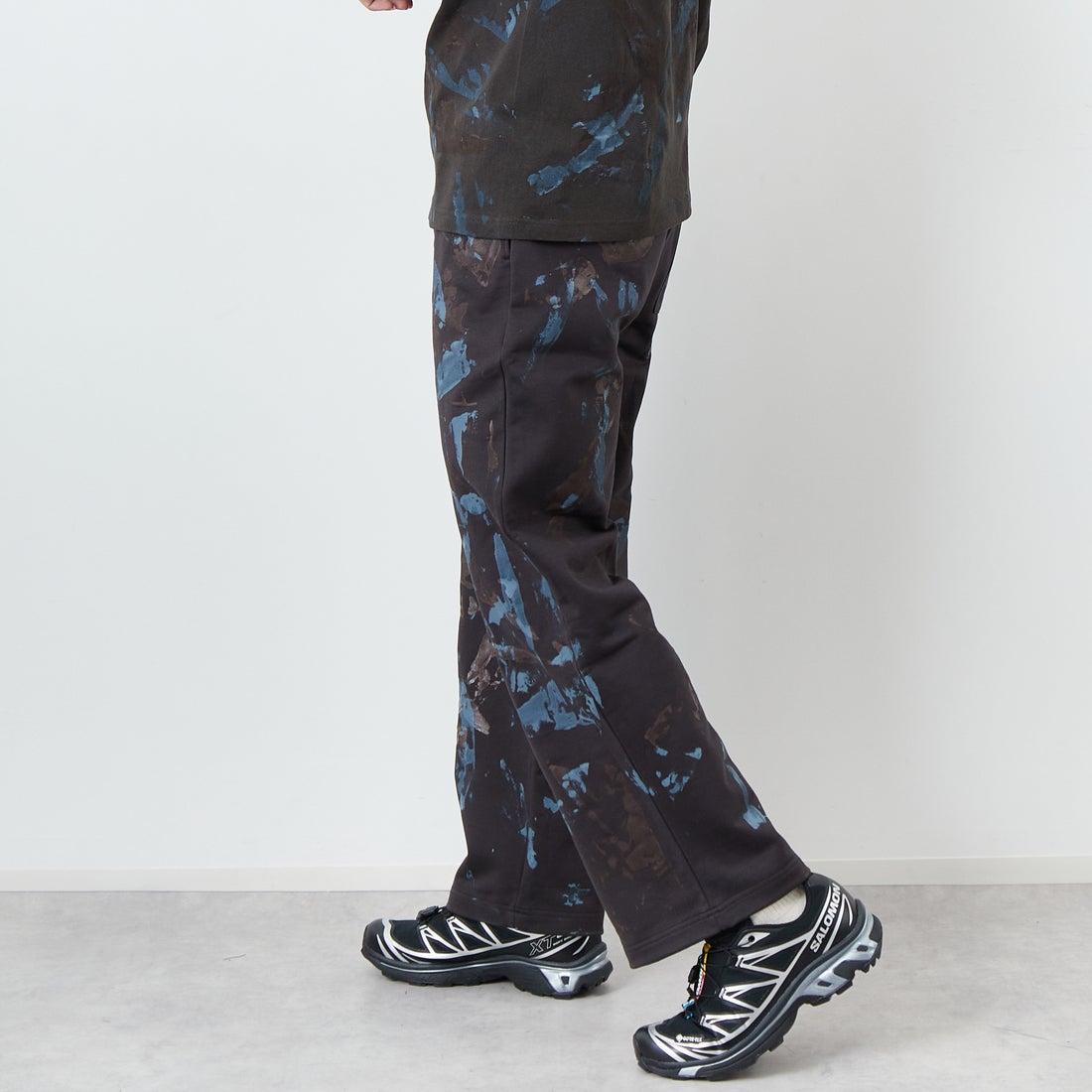 iori [イオリ] 別注 プリントスウェットパンツ [IP117-JF] CHARCOAL &&モデル身長：179cm 着用サイズ：M&&