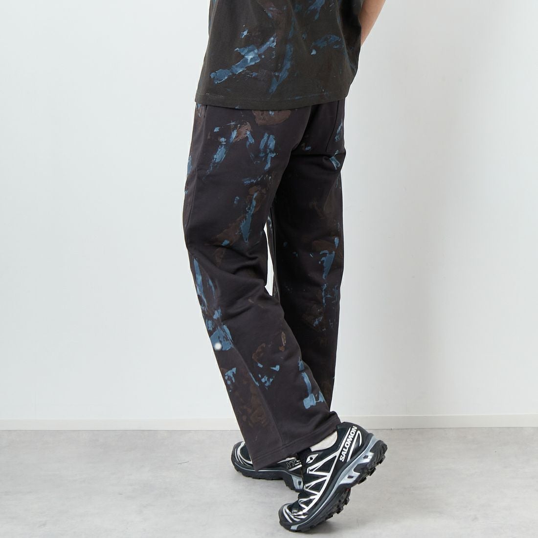 iori [イオリ] 別注 プリントスウェットパンツ [IP117-JF] CHARCOAL &&モデル身長：179cm 着用サイズ：M&&