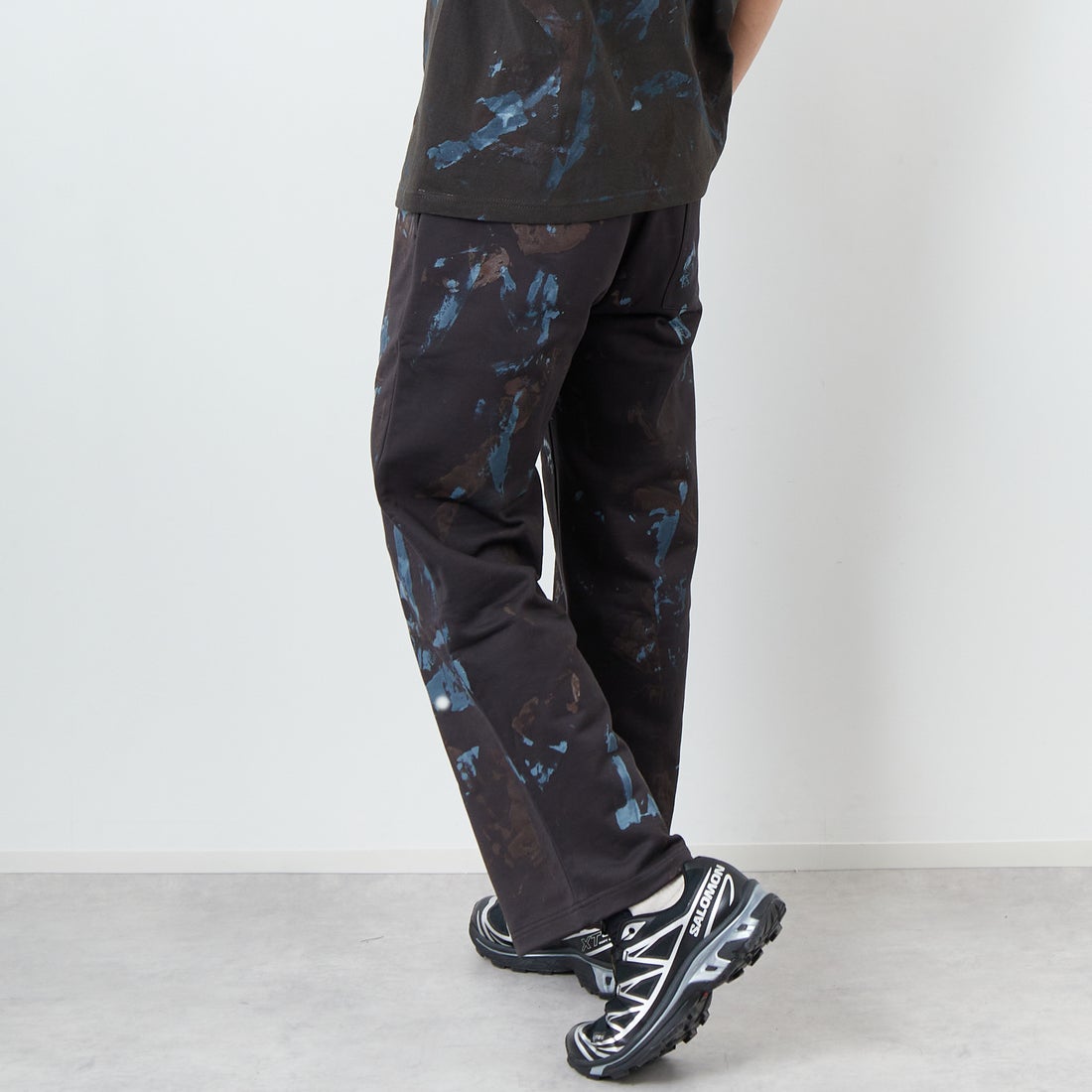 iori [イオリ] 別注 プリントスウェットパンツ [IP117-JF] CHARCOAL &&モデル身長：179cm 着用サイズ：M&&