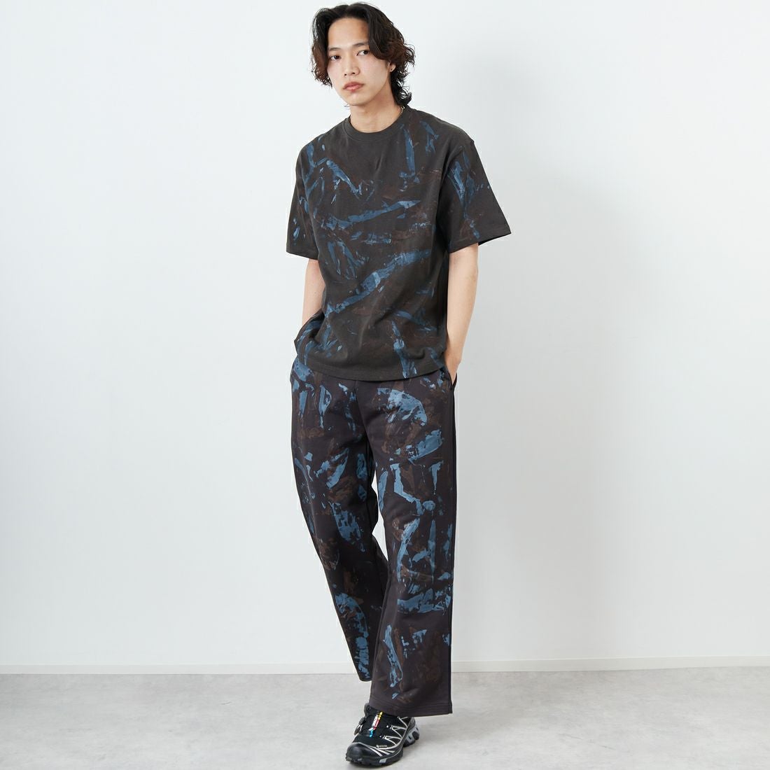 iori [イオリ] 別注 プリントスウェットパンツ [IP117-JF] CHARCOAL &&モデル身長：179cm 着用サイズ：M&&