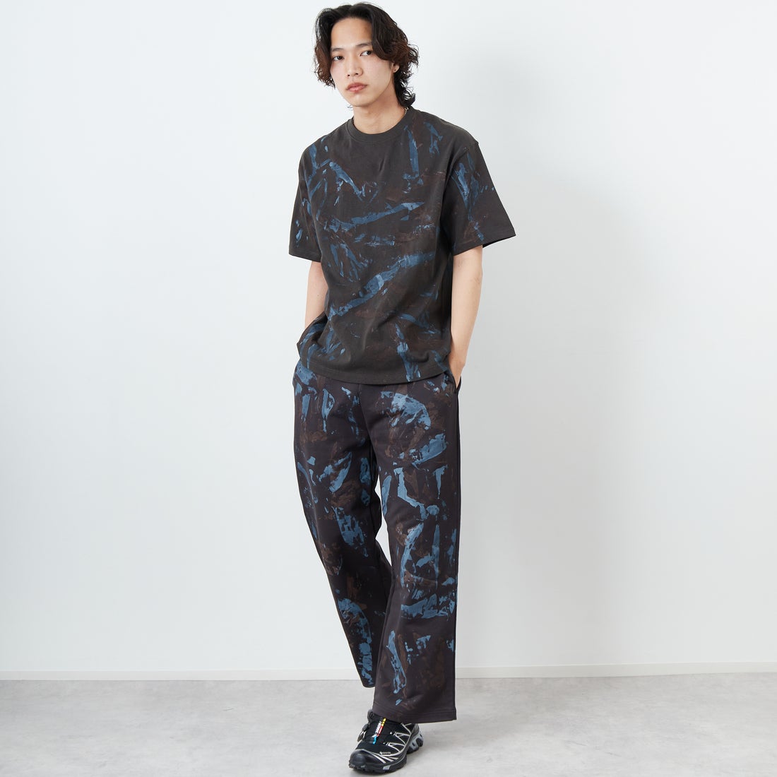 iori [イオリ] 別注 プリントスウェットパンツ [IP117-JF] CHARCOAL &&モデル身長：179cm 着用サイズ：M&&