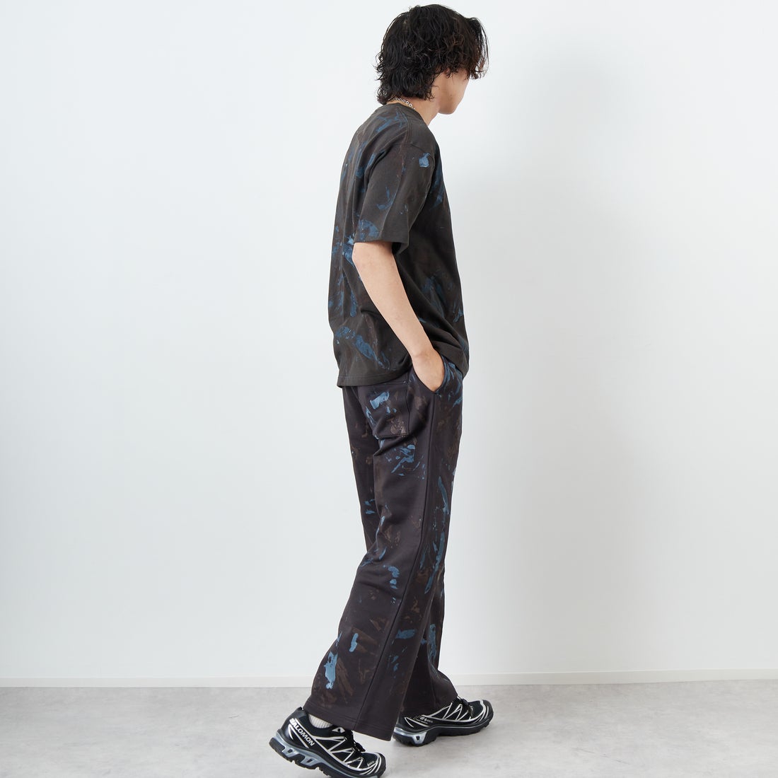 iori [イオリ] 別注 プリントスウェットパンツ [IP117-JF] CHARCOAL &&モデル身長：179cm 着用サイズ：M&&