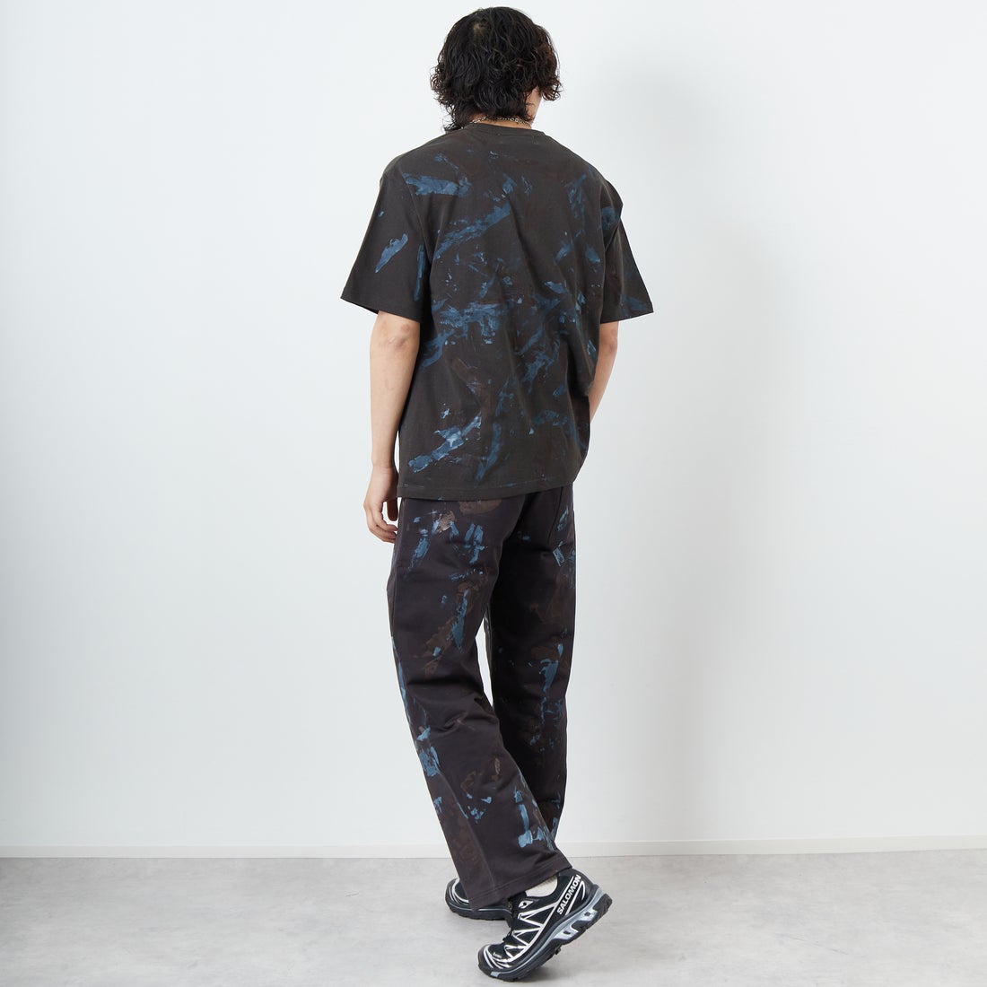 iori [イオリ] 別注 プリントスウェットパンツ [IP117-JF] CHARCOAL &&モデル身長：179cm 着用サイズ：M&&