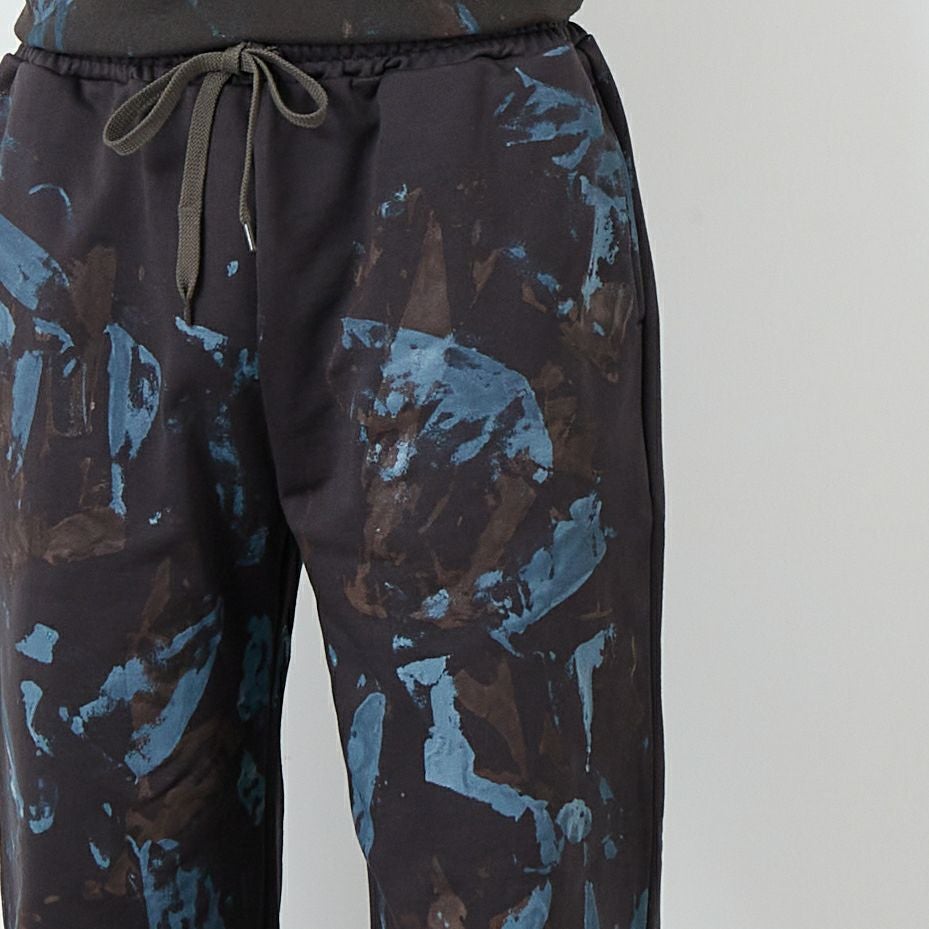 iori [イオリ] 別注 プリントスウェットパンツ [IP117-JF] CHARCOAL &&モデル身長：179cm 着用サイズ：M&&