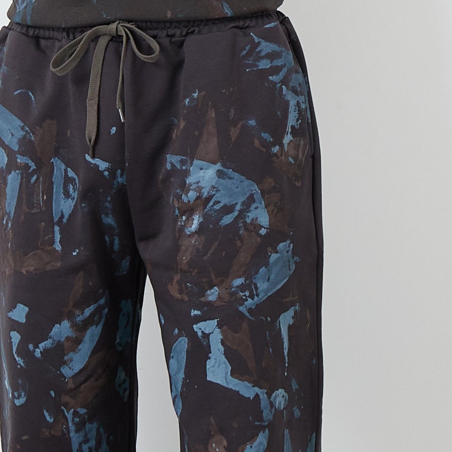 iori [イオリ] 別注 プリントスウェットパンツ [IP117-JF] CHARCOAL &&モデル身長：179cm 着用サイズ：M&&