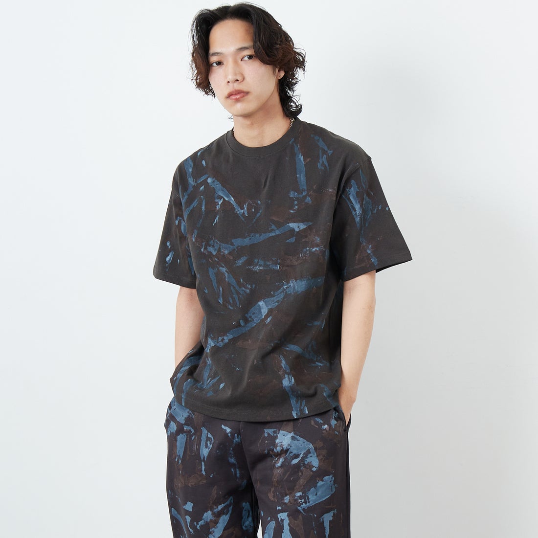 iori [イオリ] 別注 プリントTシャツ [IP118-JF] CHARCOAL &&モデル身長：179cm 着用サイズ：M&&