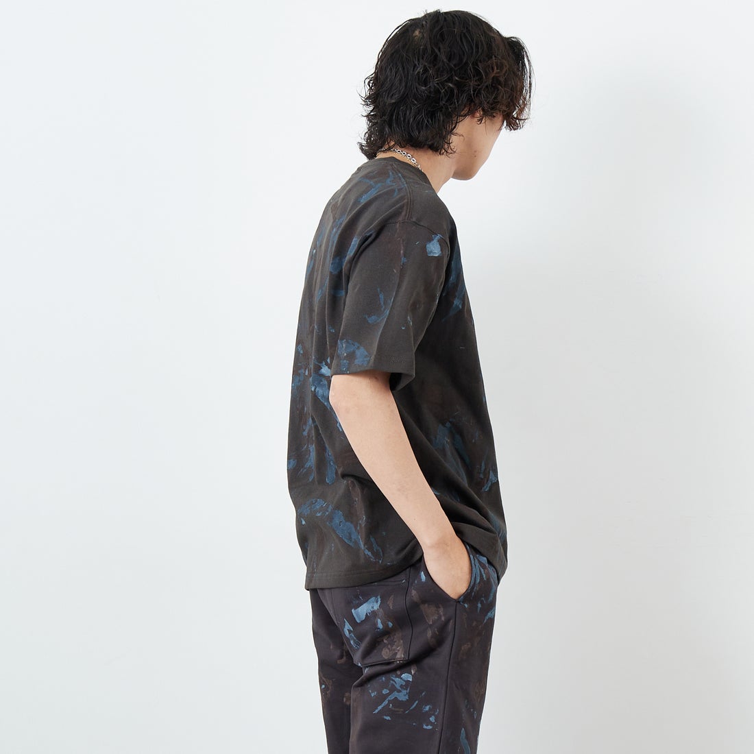 iori [イオリ] 別注 プリントTシャツ [IP118-JF] CHARCOAL &&モデル身長：179cm 着用サイズ：M&&