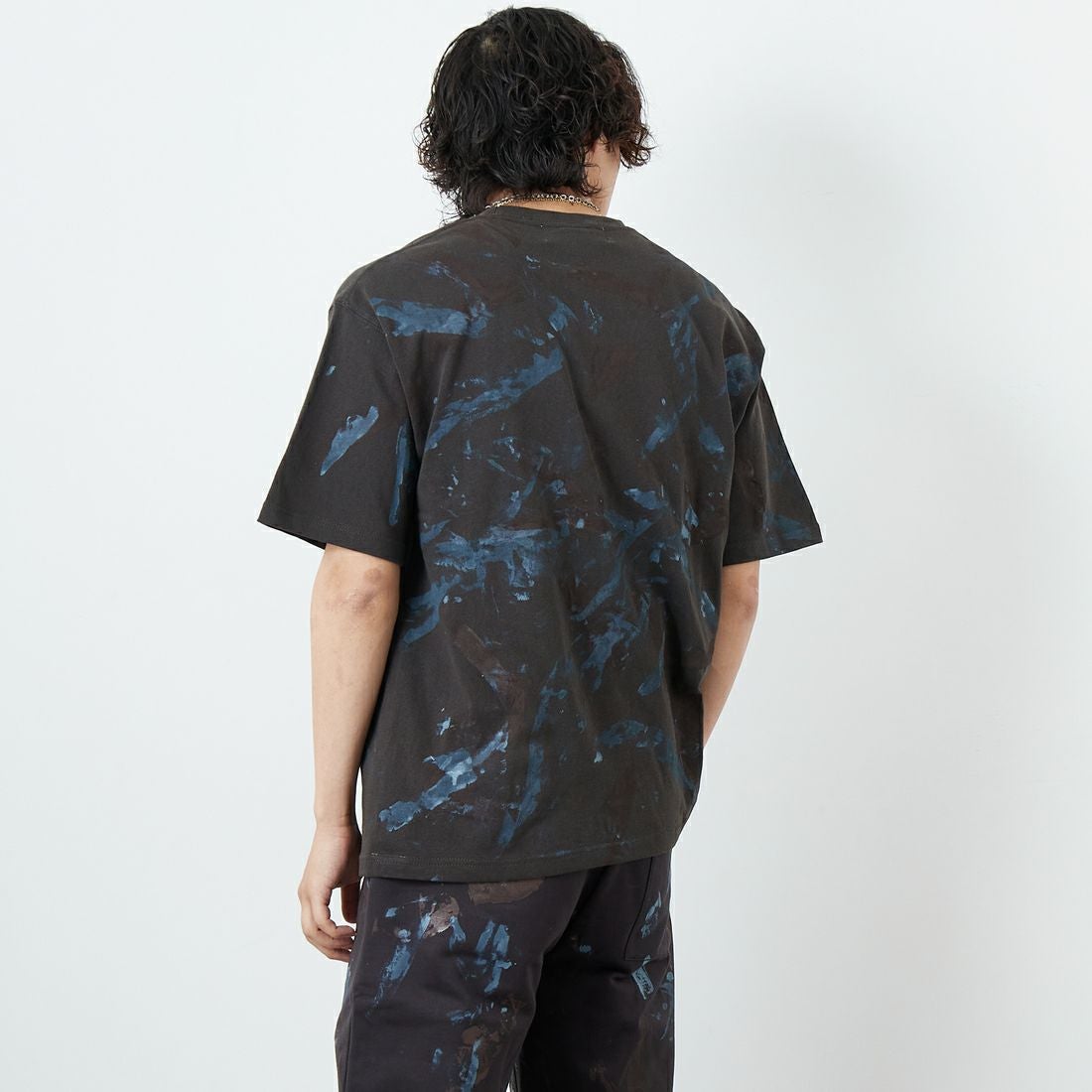 iori [イオリ] 別注 プリントTシャツ [IP118-JF] CHARCOAL &&モデル身長：179cm 着用サイズ：M&&