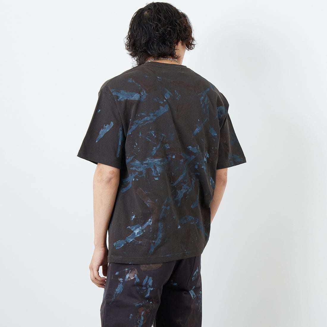 iori [イオリ] 別注 プリントTシャツ [IP118-JF] CHARCOAL &&モデル身長：179cm 着用サイズ：M&&