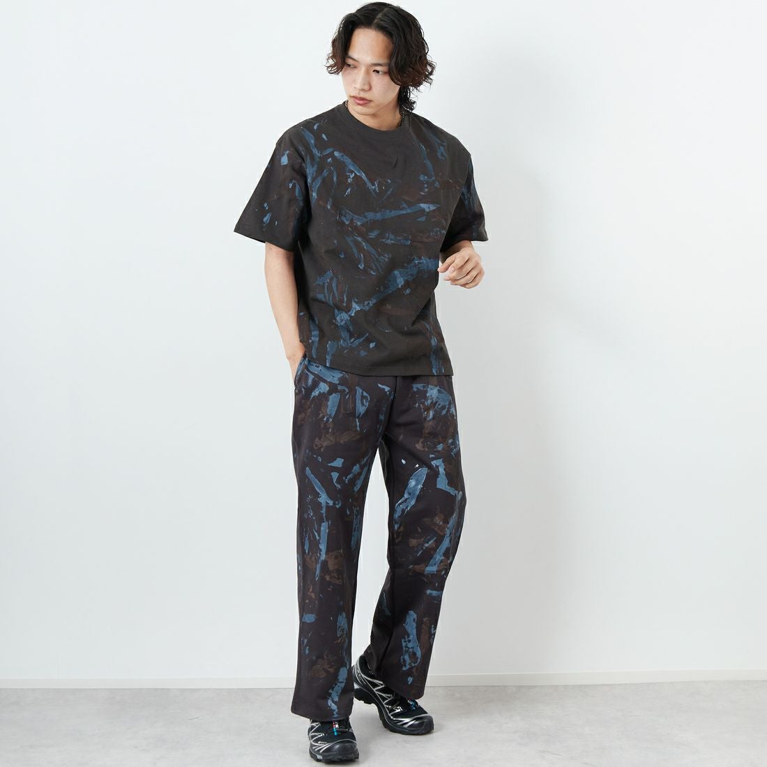 iori [イオリ] 別注 プリントTシャツ [IP118-JF] CHARCOAL &&モデル身長：179cm 着用サイズ：M&&