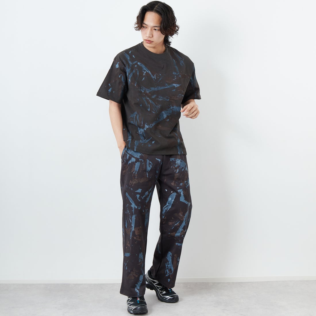 iori [イオリ] 別注 プリントTシャツ [IP118-JF] CHARCOAL &&モデル身長：179cm 着用サイズ：M&&