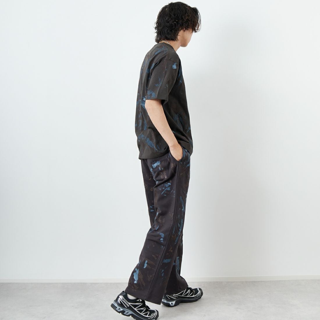 iori [イオリ] 別注 プリントTシャツ [IP118-JF] CHARCOAL &&モデル身長：179cm 着用サイズ：M&&