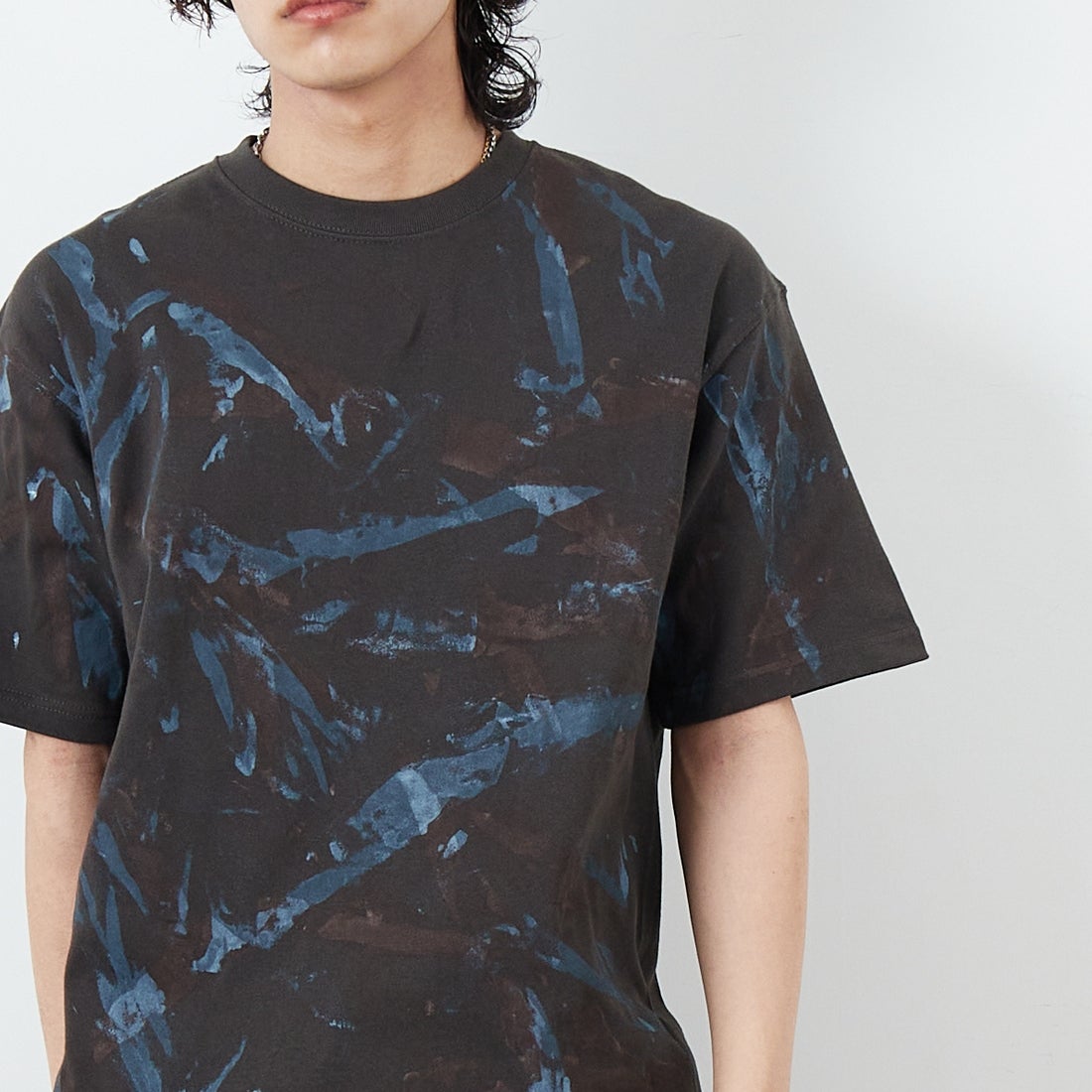 iori [イオリ] 別注 プリントTシャツ [IP118-JF] CHARCOAL &&モデル身長：179cm 着用サイズ：M&&
