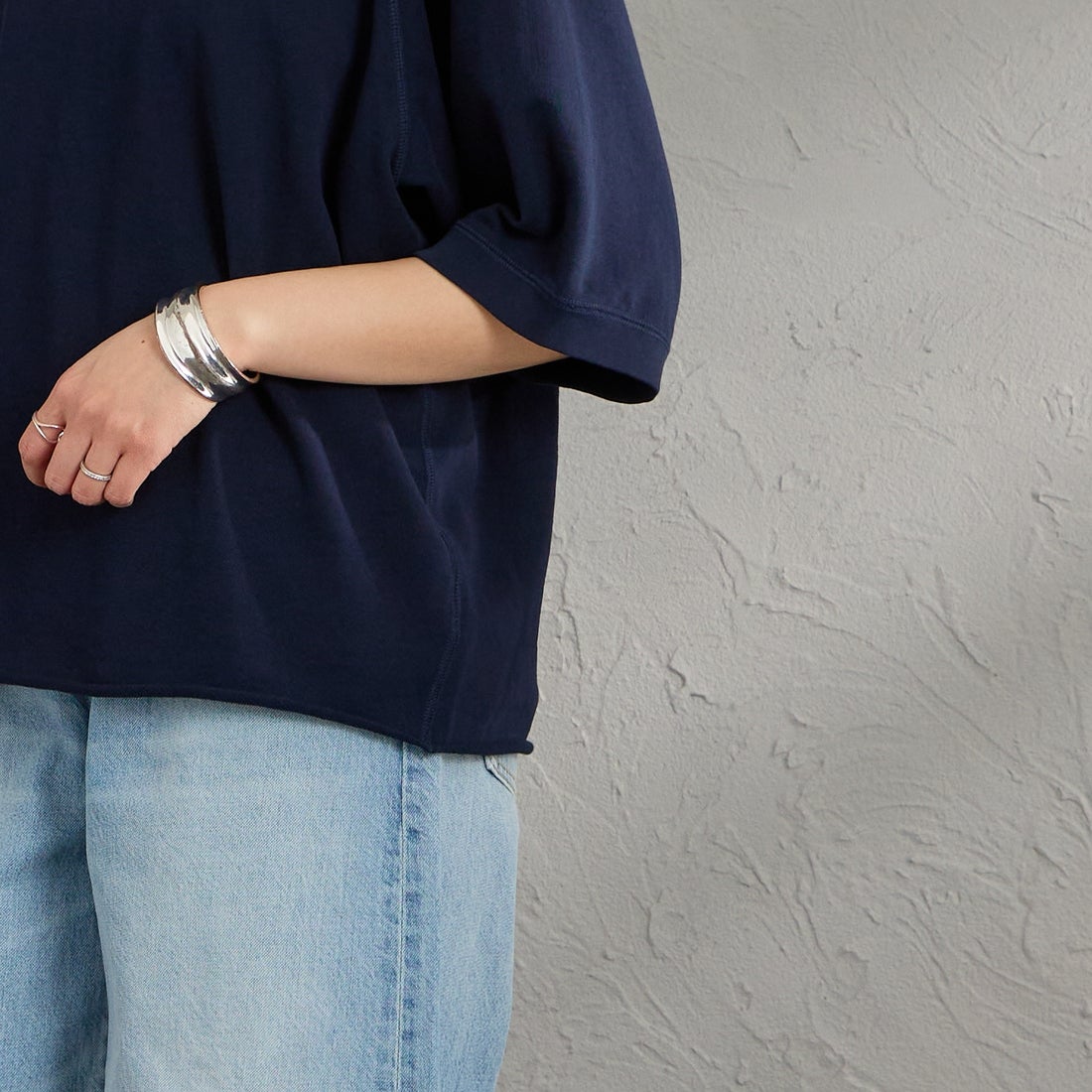 THE SHINZONE [ザ シンゾーン] INLAYED ハーフスリーブTシャツ [25SMSCU03] 85 NAVY &&モデル身長：159cm 着用サイズ：F0&&