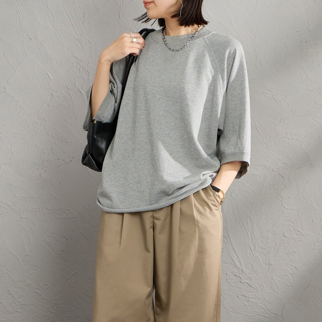 THE SHINZONE [ザ シンゾーン] INLAYED ハーフスリーブTシャツ [25SMSCU03] 06 GRAY &&モデル身長：160cm 着用サイズ：F0&&