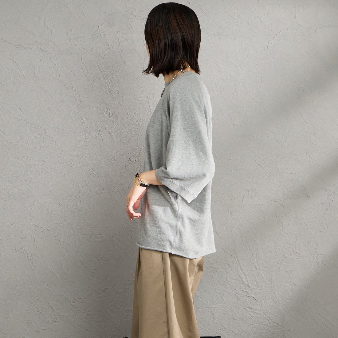 THE SHINZONE [ザ シンゾーン] INLAYED ハーフスリーブTシャツ [25SMSCU03] 06 GRAY &&モデル身長：160cm 着用サイズ：F0&&