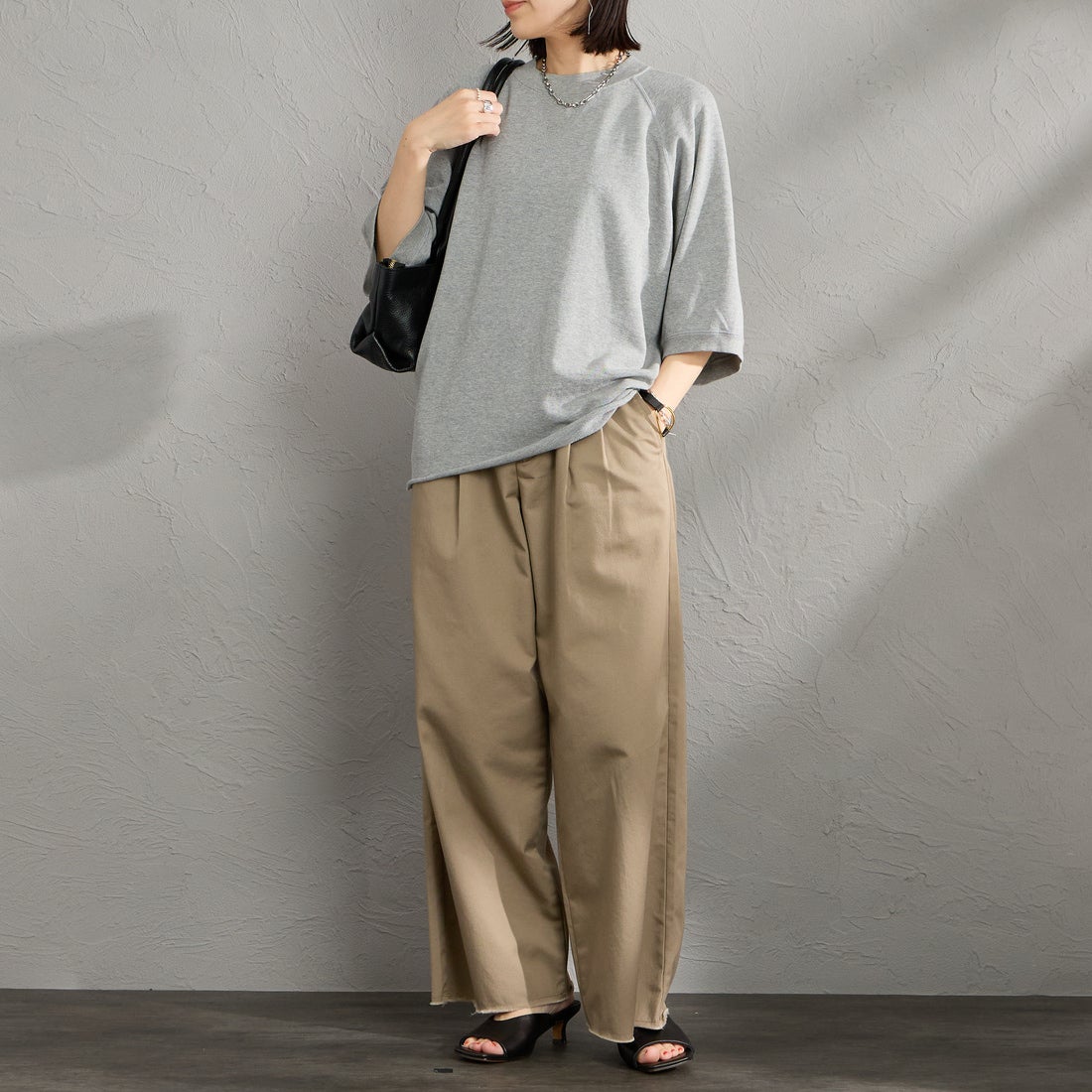THE SHINZONE [ザ シンゾーン] INLAYED ハーフスリーブTシャツ [25SMSCU03] 06 GRAY &&モデル身長：160cm 着用サイズ：F0&&